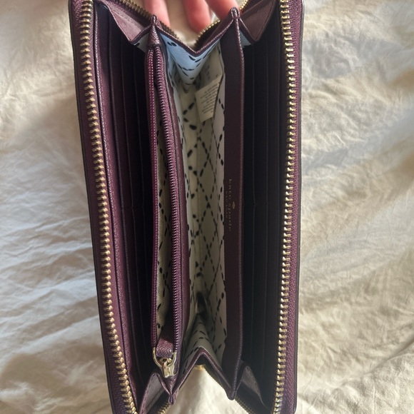 Great wallet, lots of storage. - Picture 2 of 4